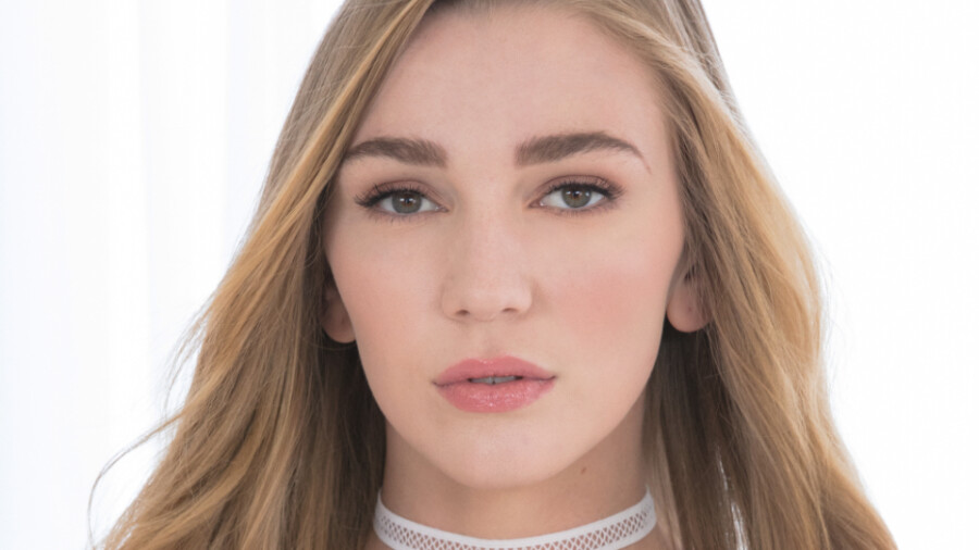 Kendra Sunderland Stars In Club Vxn From 7880