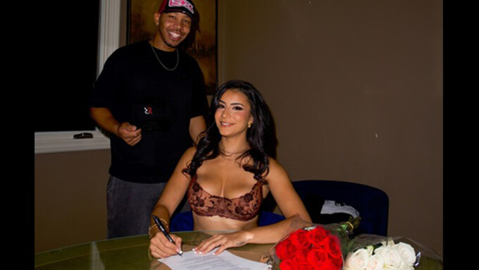 Ricky's Room Signs Roxie Sinner to 1-Year Deal
