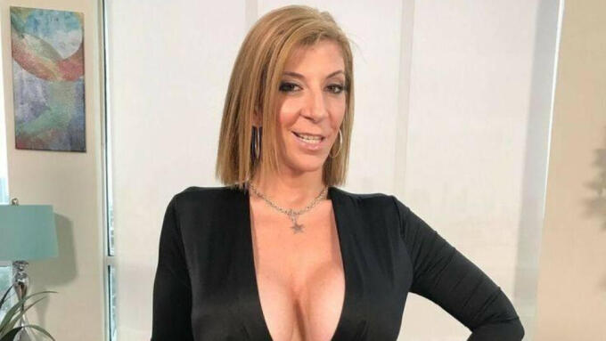 Sara Jay Voted Top VNALive Girl for October