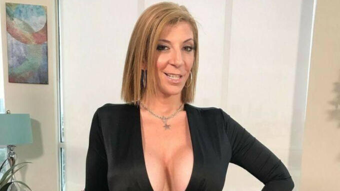 Sara Jay Voted Top VNALive Girl for December 2025