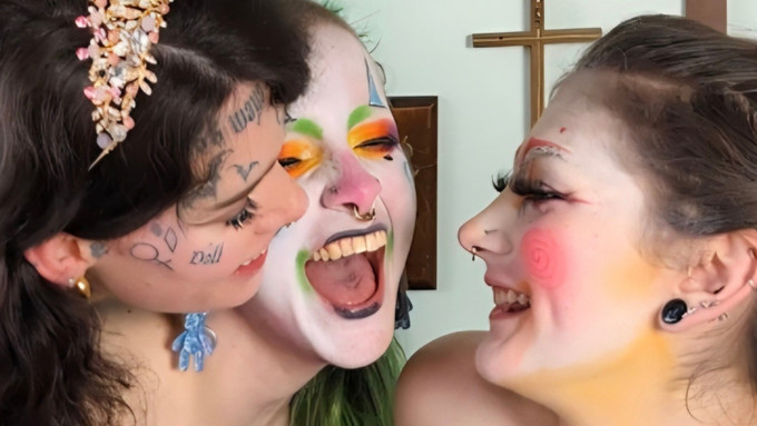 Amy Nosferatu Drops Threesome Clip With Everlyy666, Galaxie