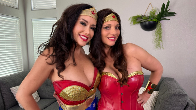 Mindi Mink, Christina Carter Drop New Lesbian Cosplay Clip
