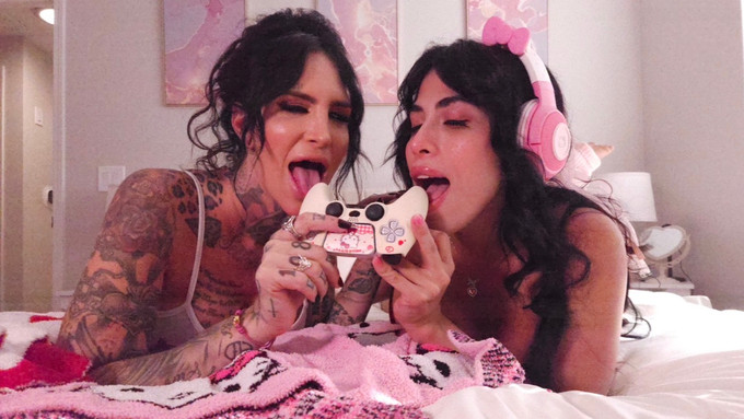 Avery Lust, Bobbii Rose Drop New Gaming Clip 'Two Girls, One Console'
