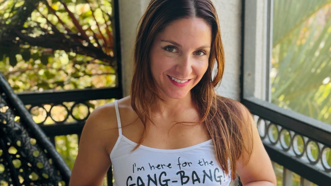 Little Bella V Leads 4-Man Gangbang on OnlyFans