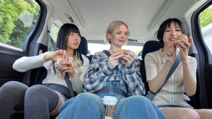 Amber Kawaii Drops New Clip With 5 Friends in Japan